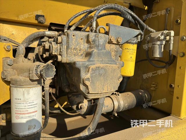 液壓泵艙室正面整體(整機外觀) 液壓泵艙室正面整體(整機外觀)