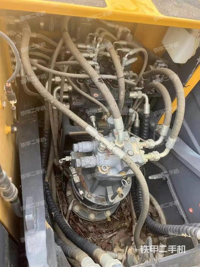 回轉(zhuǎn)馬達(dá)和主控閥（整機(jī)外觀）