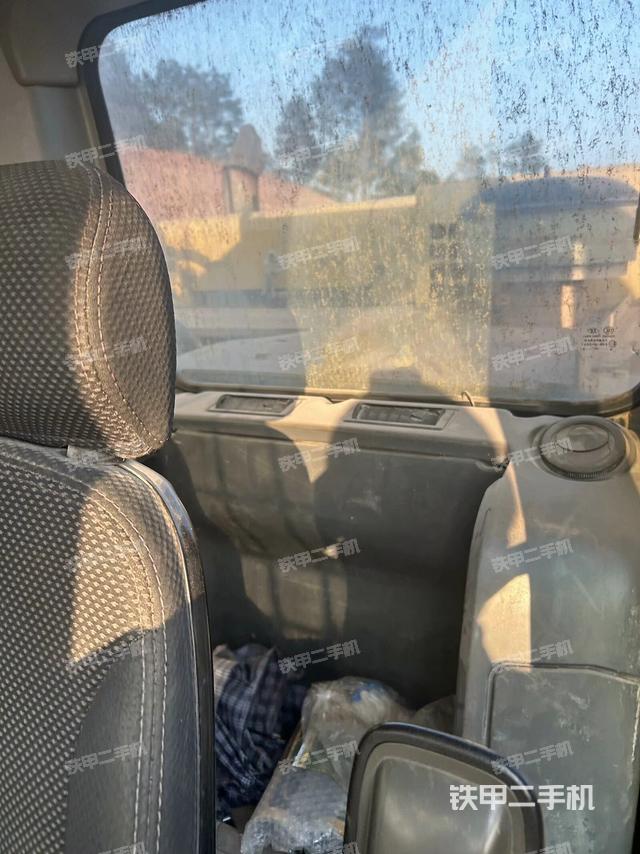 行走控制手柄和踏板?俯拍（駕駛室部分）