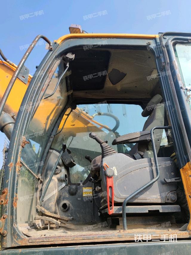 駕駛室整體（整機外觀）