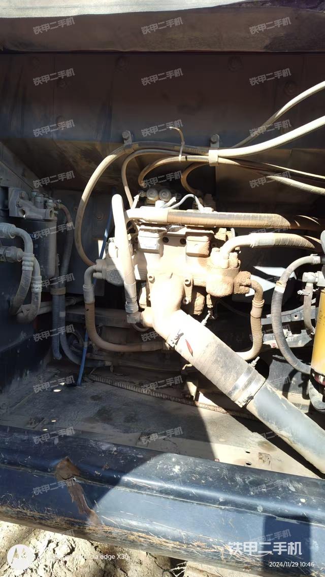 液壓泵艙室正面整體（整機外觀）