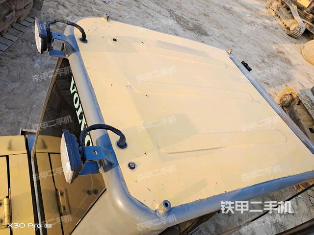 駕駛室頂部(整機(jī)外觀) 駕駛室頂部(整機(jī)外觀)