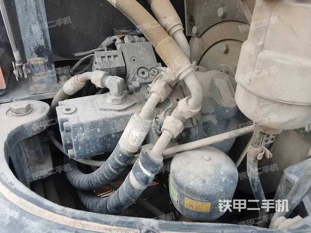回轉(zhuǎn)馬達(dá)和主控閥(整機(jī)外觀) 回轉(zhuǎn)馬達(dá)和主控閥(整機(jī)外觀)