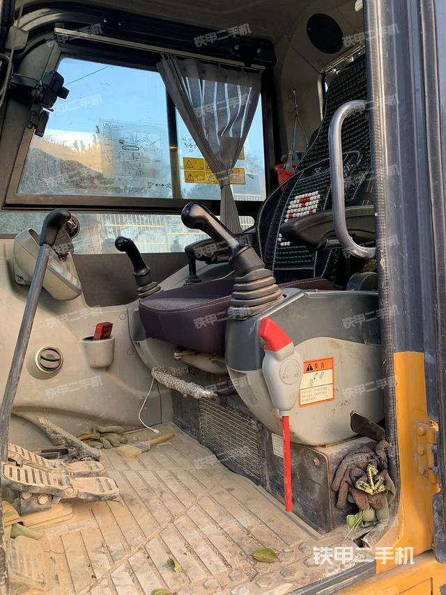 駕駛室整體(整機(jī)外觀) 駕駛室整體(整機(jī)外觀)