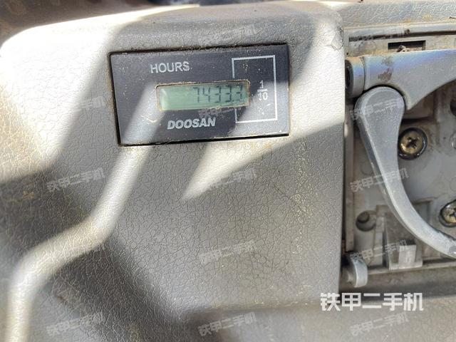 駕駛室整體(整機(jī)外觀) 駕駛室整體(整機(jī)外觀)