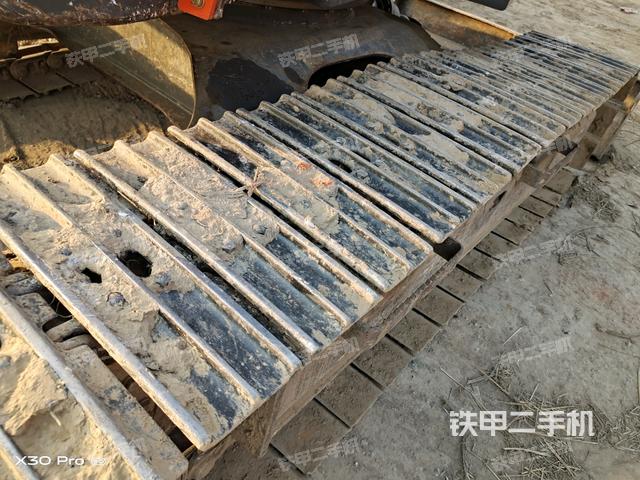 單側(cè)履帶整體(整機(jī)外觀) 單側(cè)履帶整體(整機(jī)外觀)