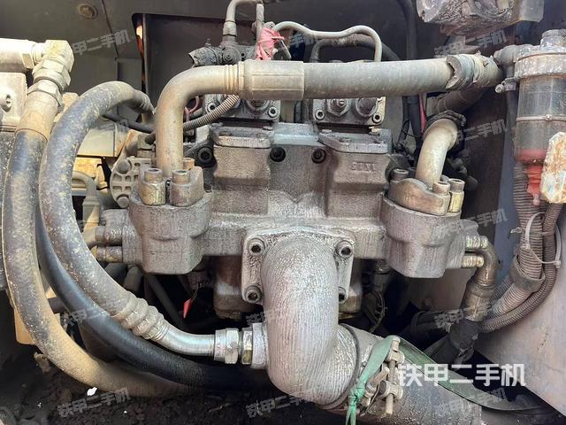 液壓泵艙室正面整體(整機外觀) 液壓泵艙室正面整體(整機外觀)