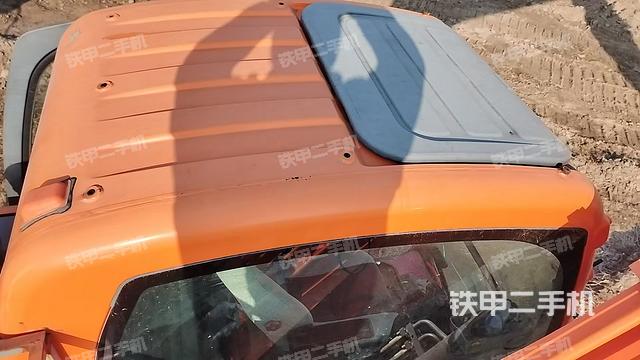 駕駛室頂部（整機外觀）