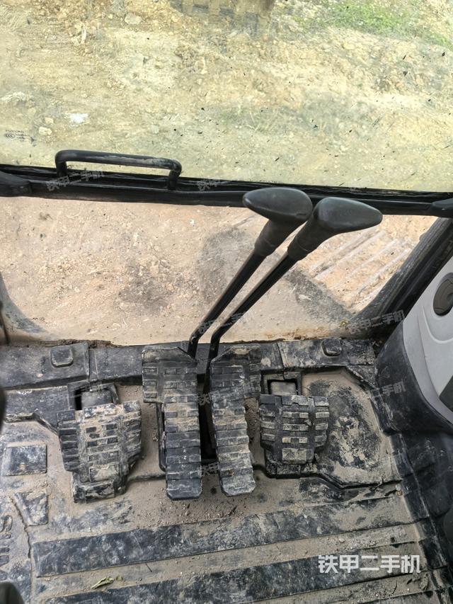 行走控制手柄和踏板?俯拍（駕駛室部分）