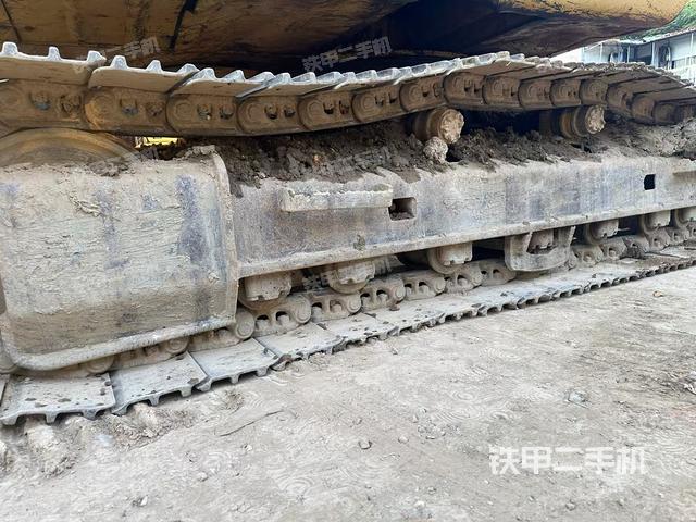 單側(cè)履帶整體(整機(jī)外觀) 單側(cè)履帶整體(整機(jī)外觀)
