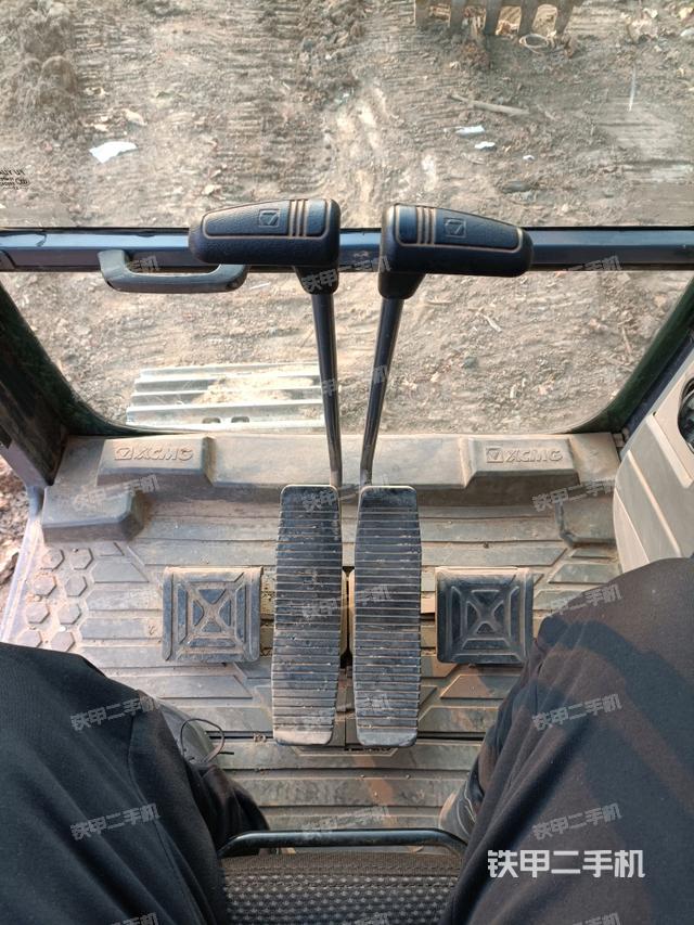 行走控制手柄和踏板?俯拍（駕駛室部分）