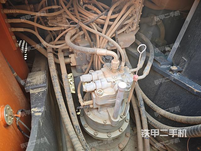 回转马达和主控阀（整机外观）