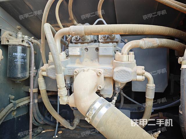 液压泵舱室正面整体（整机外观）