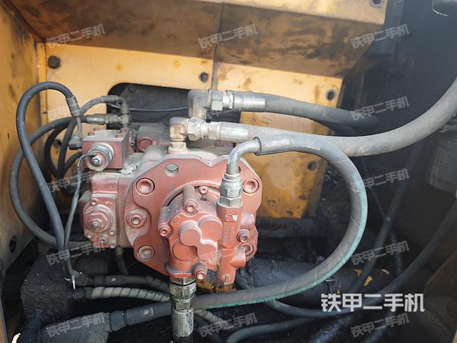 液壓泵艙室正面整體（整機外觀）