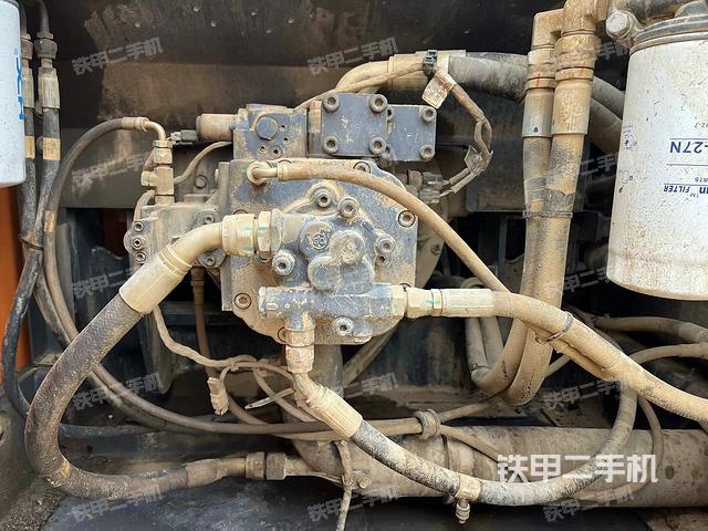 液壓泵艙室正面整體(整機(jī)外觀) 液壓泵艙室正面整體(整機(jī)外觀)