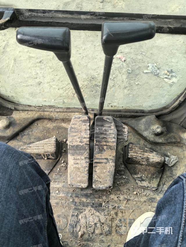 行走控制手柄和踏板?俯拍（駕駛室部分）