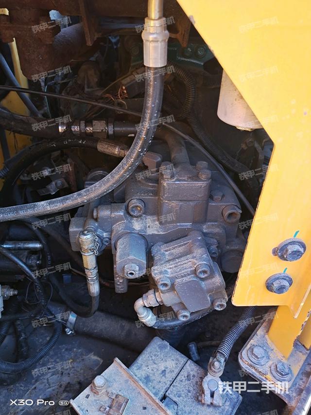 液壓泵艙室正面整體(整機(jī)外觀) 液壓泵艙室正面整體(整機(jī)外觀)