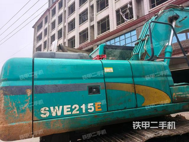 駕駛室整體(整機(jī)外觀) 駕駛室整體(整機(jī)外觀)