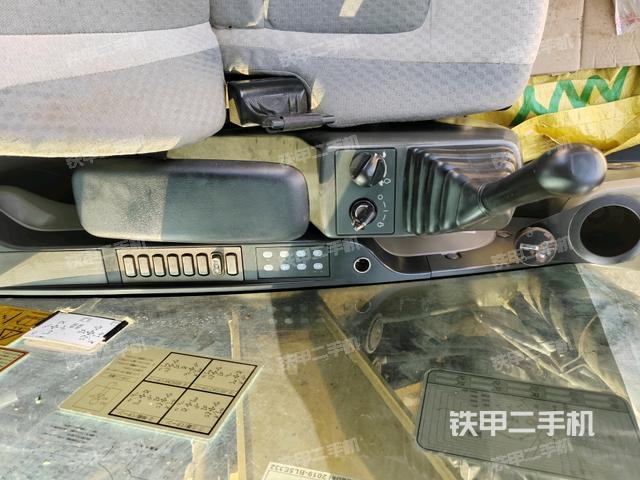 座椅右側(cè)控制臺(tái)/鑰匙門/油門/含右手柄（駕駛室部分）