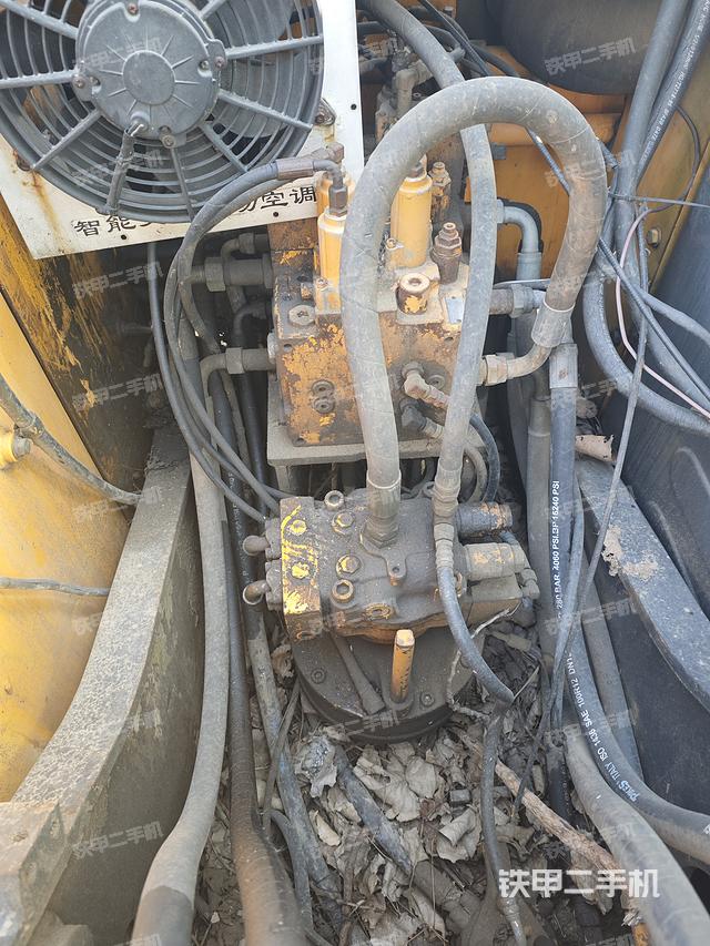 回转马达和主控阀（整机外观）