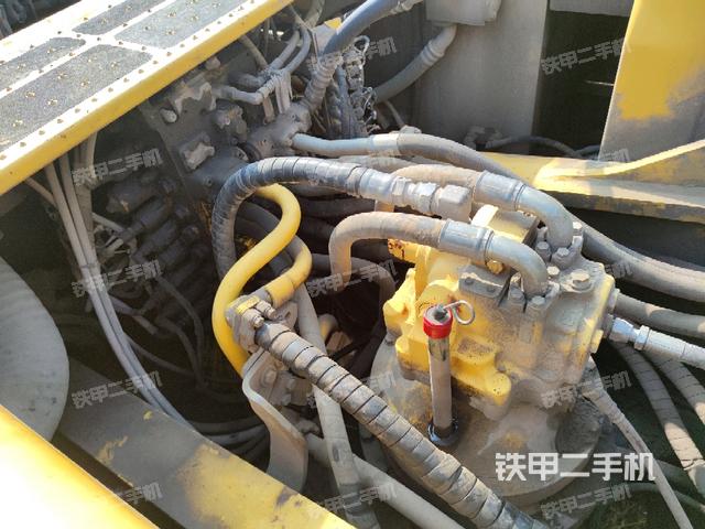 回轉(zhuǎn)馬達(dá)和主控閥（整機(jī)外觀）