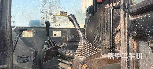 駕駛室整體(整機(jī)外觀) 駕駛室整體(整機(jī)外觀)