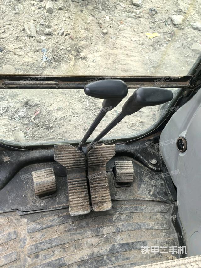 行走控制手柄和踏板?俯拍（駕駛室部分）
