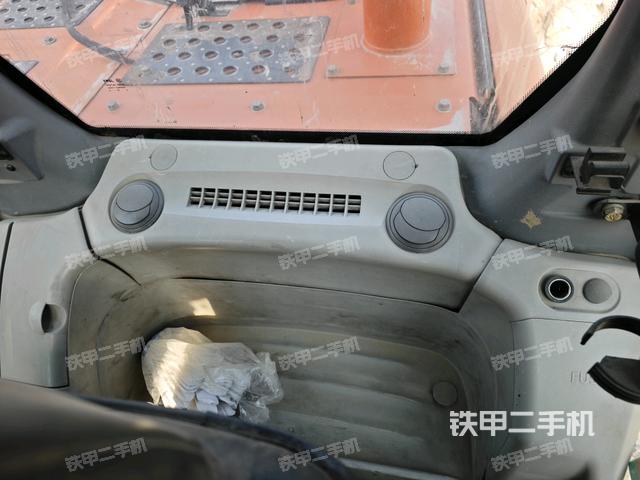 座椅右側(cè)控制臺(tái)/鑰匙門(mén)/油門(mén)/含右手柄(駕駛室部分) 座椅右側(cè)控制臺(tái)/鑰匙門(mén)/油門(mén)/含右手柄(駕駛室部分)