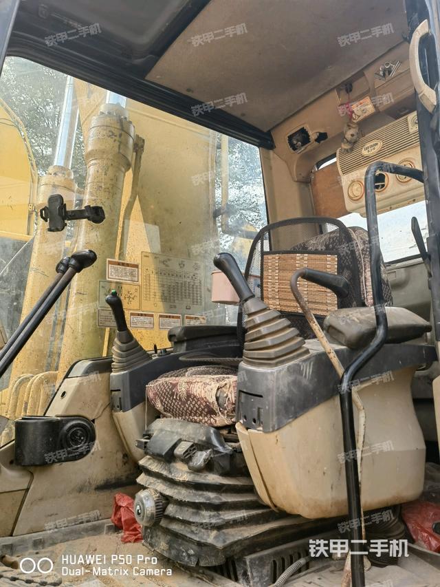 駕駛室整體(整機(jī)外觀) 駕駛室整體(整機(jī)外觀)