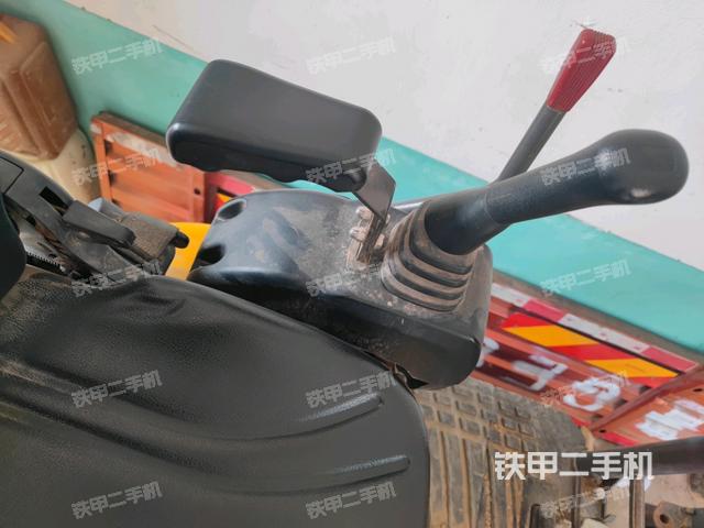 座椅右側(cè)控制臺/鑰匙門/油門/含右手柄(駕駛室部分) 座椅右側(cè)控制臺/鑰匙門/油門/含右手柄(駕駛室部分)