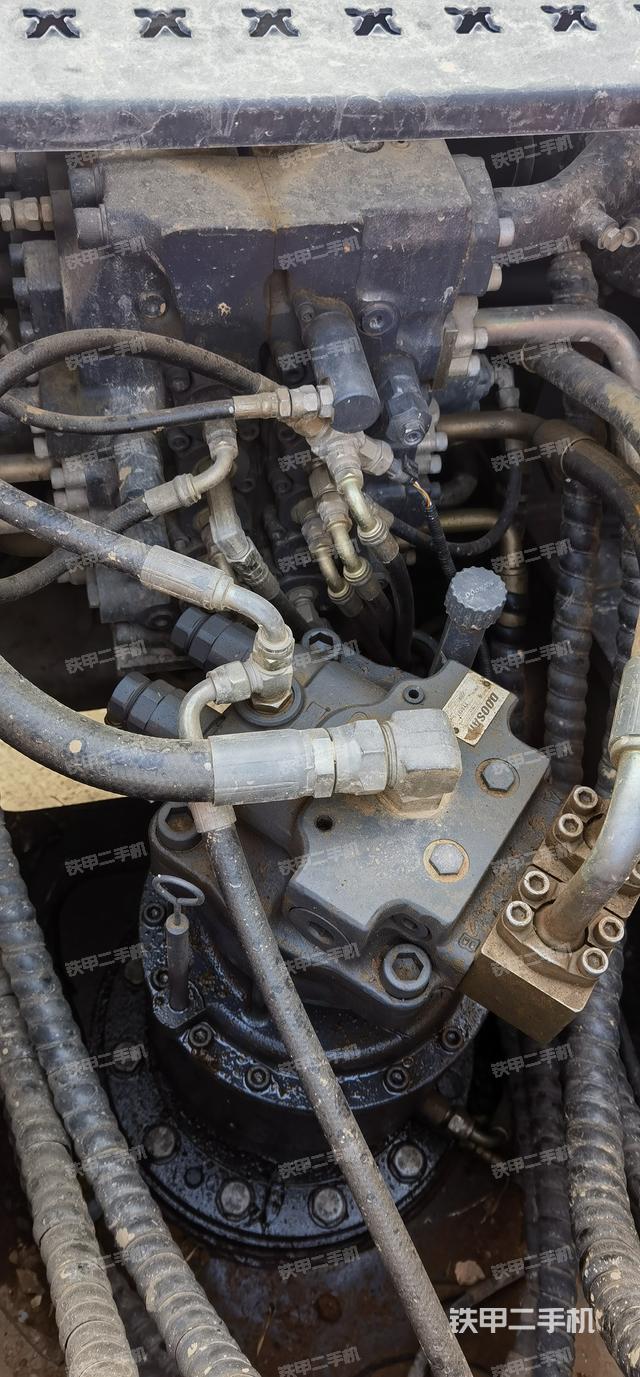 回轉(zhuǎn)馬達(dá)和主控閥（整機(jī)外觀）