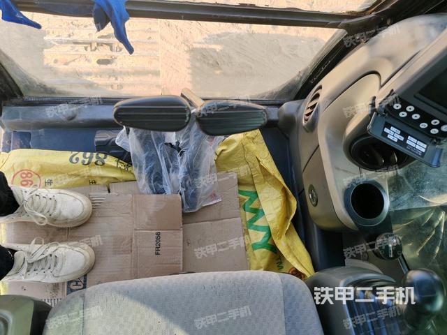 行走控制手柄和踏板?俯拍（駕駛室部分）