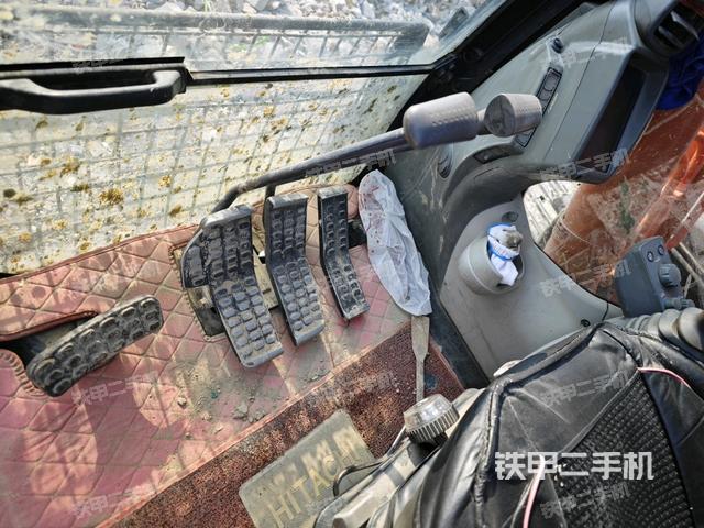 行走控制手柄和踏板?俯拍(駕駛室部分) 行走控制手柄和踏板?俯拍(駕駛室部分)