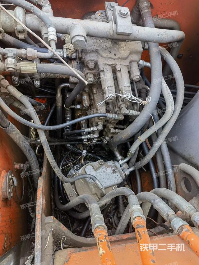 回轉(zhuǎn)馬達(dá)和主控閥（整機(jī)外觀）