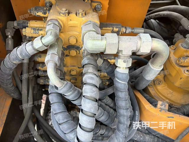 回轉(zhuǎn)馬達和主控閥(整機外觀) 回轉(zhuǎn)馬達和主控閥(整機外觀)