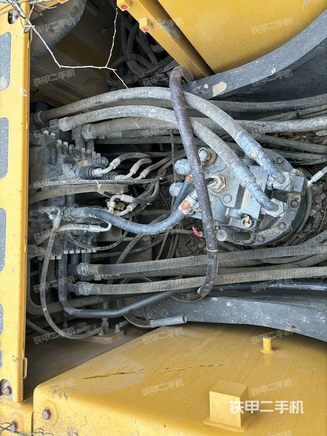 回轉(zhuǎn)馬達(dá)和主控閥（整機(jī)外觀）