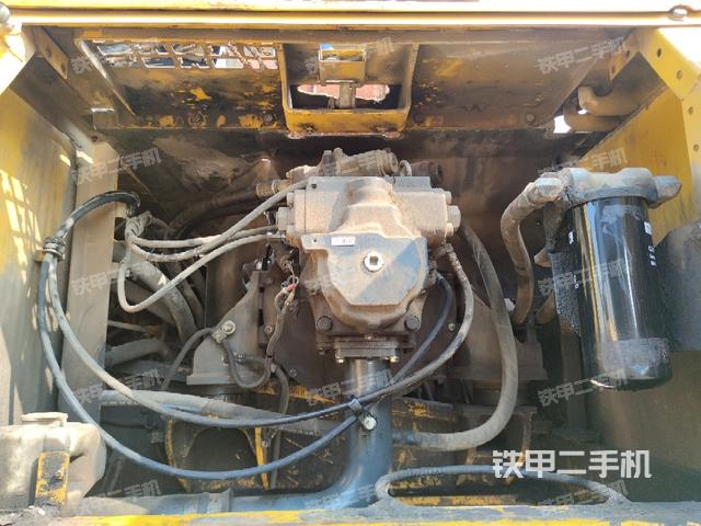液壓泵艙室正面整體(整機(jī)外觀) 液壓泵艙室正面整體(整機(jī)外觀)