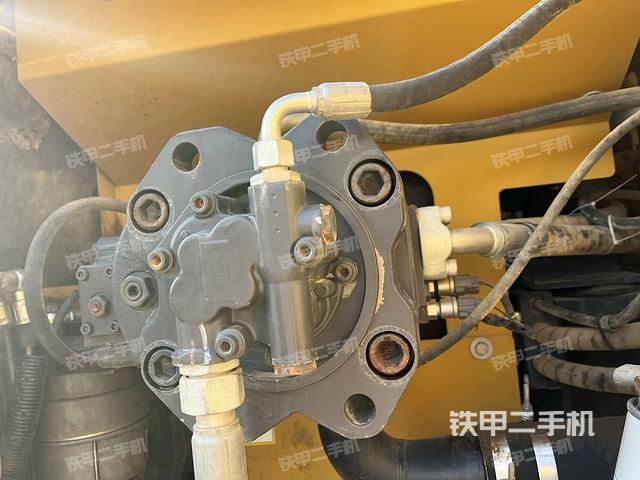 液壓泵艙室正面整體(整機外觀) 液壓泵艙室正面整體(整機外觀)