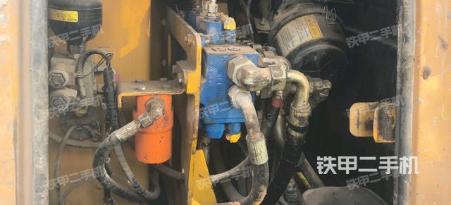 回轉(zhuǎn)馬達(dá)和主控閥(整機(jī)外觀) 回轉(zhuǎn)馬達(dá)和主控閥(整機(jī)外觀)