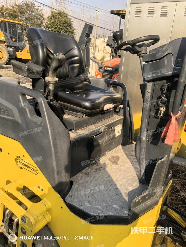 駕駛室操作臺(tái)（設(shè)備外觀及核心部件）