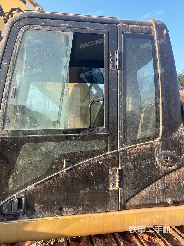 左后方玻璃角標(biāo)（駕駛室部分）