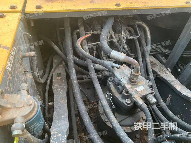 回轉(zhuǎn)馬達(dá)和主控閥（整機(jī)外觀）