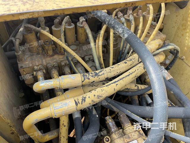 回转马达和主控阀（整机外观）