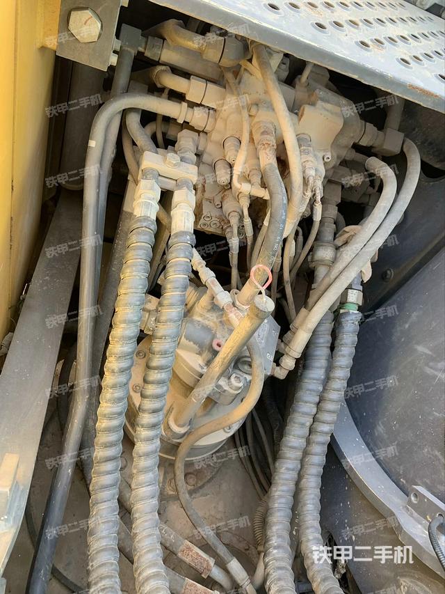 回轉馬達和主控閥（整機外觀）