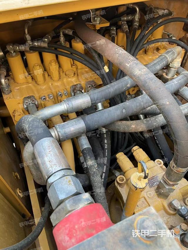 回轉(zhuǎn)馬達(dá)和主控閥（整機(jī)外觀）