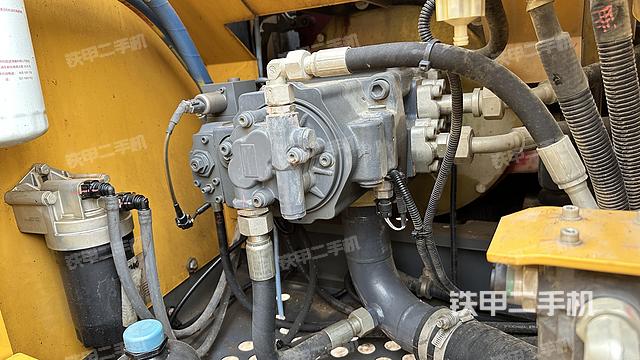 液壓泵艙室正面整體（整機外觀）