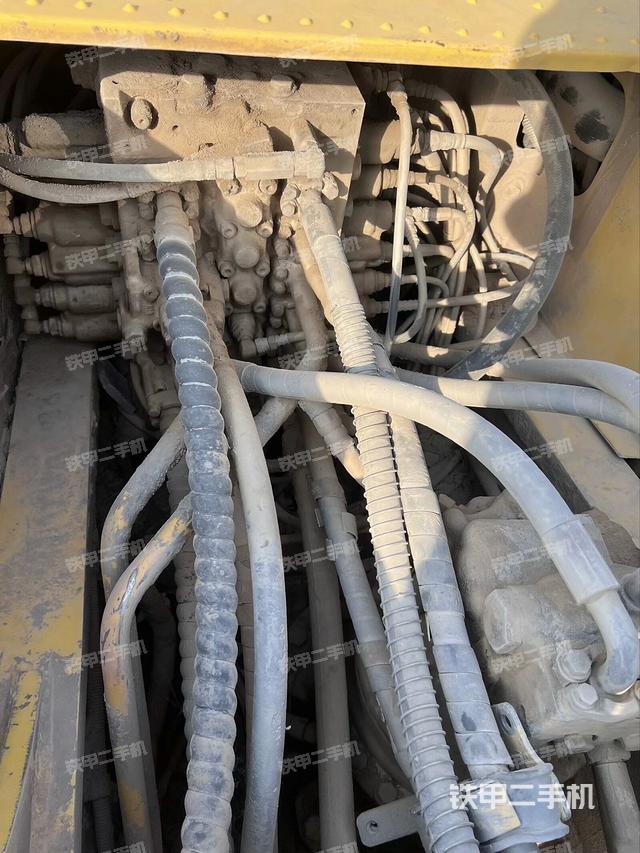 回轉馬達和主控閥（整機外觀）