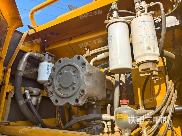 液壓泵艙室正面整體(整機(jī)外觀) 液壓泵艙室正面整體(整機(jī)外觀)