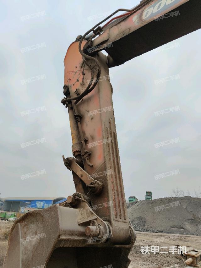 小臂整体左后(工作和回转装置) 小臂整体左后(工作和回转装置)