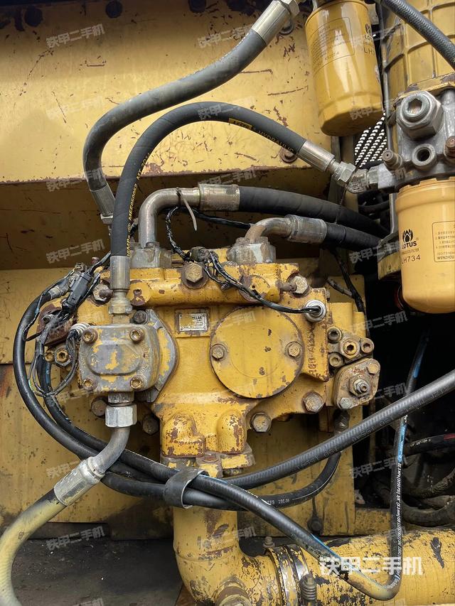 液压泵舱室正面整体（整机外观）